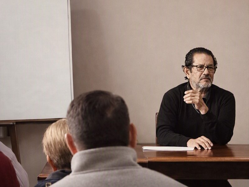 Edmundo Méndez en sesión de terapia de pareja online y presencial en Cuenca